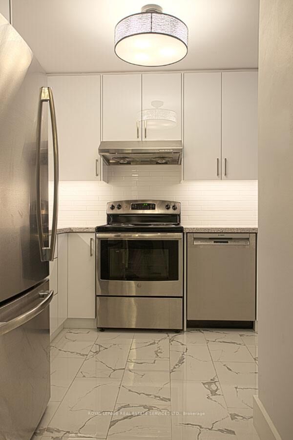 Property Photo:  100 Upper Madison Avenue 1204  ON M2N 6M4 