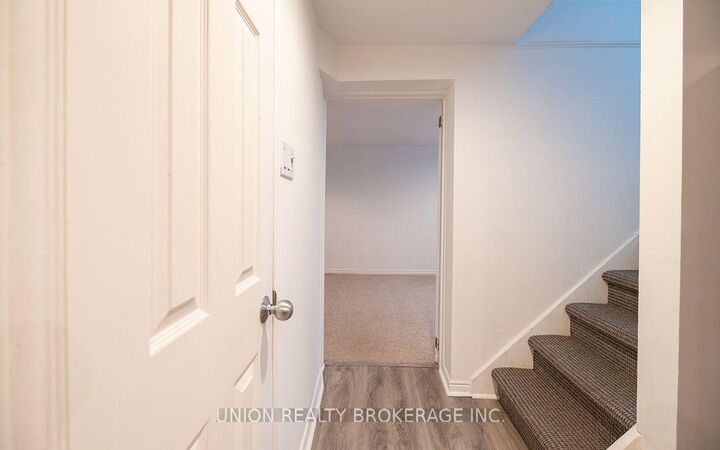 Photo de la propriété:  15 Blantyre Avenue Lower  ON M1N 2R3 