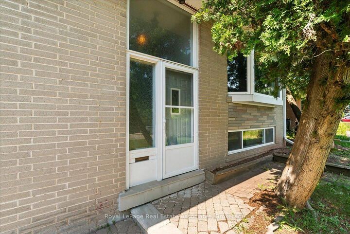 Property Photo: 132 Vista Boulevard ON L5M 1V9