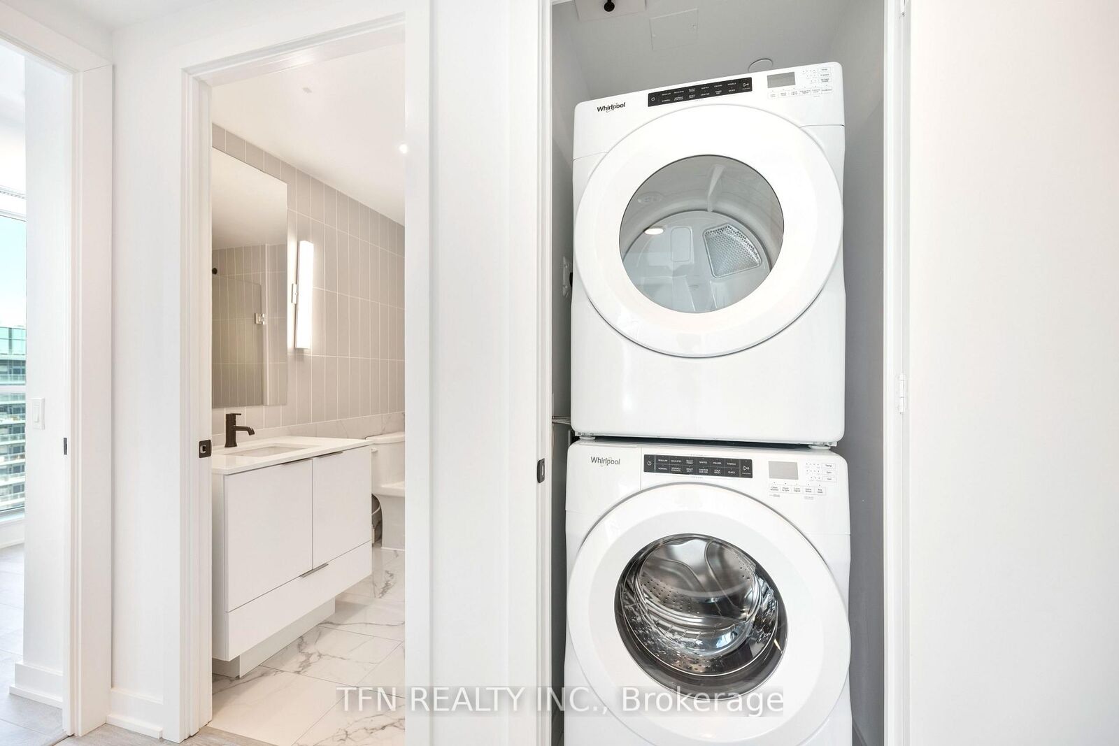 Property Photo: 327 King Street W 4505 ON M5A 0Y5