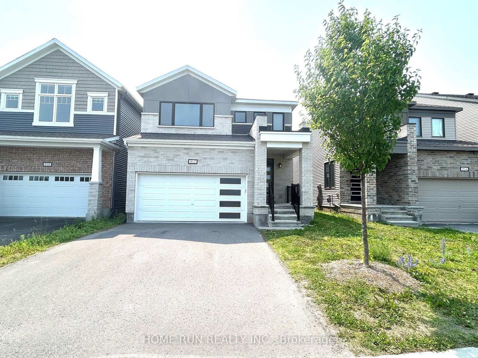 Property Photo: 912 Rubicon Place ON K2V 0R1