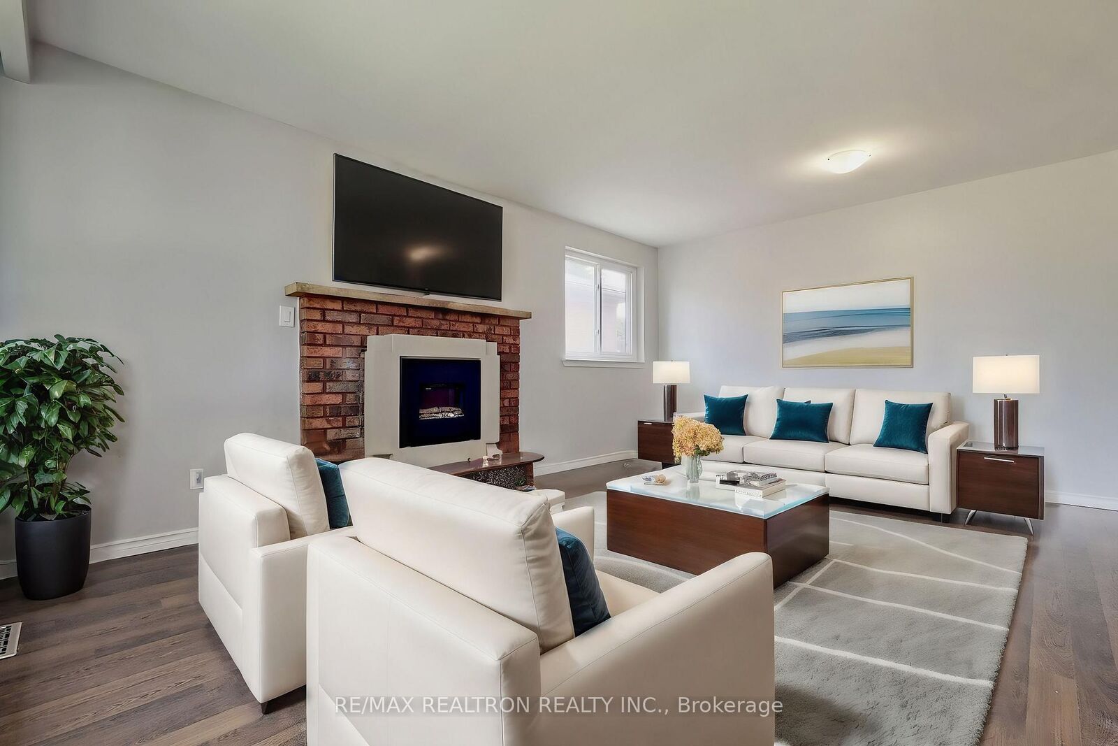 Property Photo:  669 Shakespeare Avenue Upper  ON L1H 3H8 
