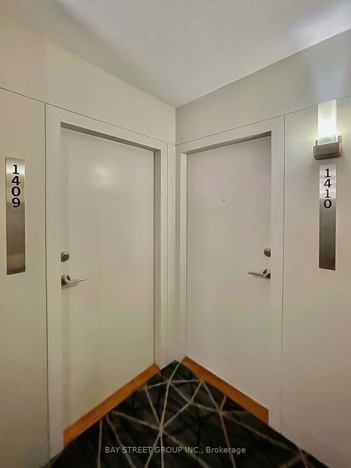 Property Photo: 21 Carlton Street 1409 ON M5B 1L3