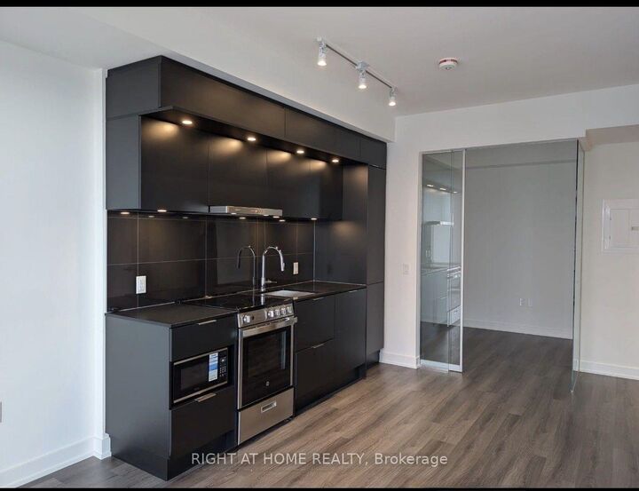 Property Photo: 448 Burnhamthorpe Road 2312 ON L5B 0R4