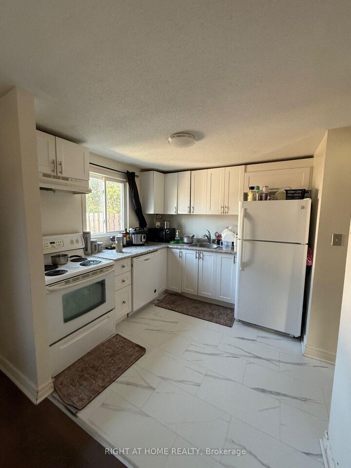 Property Photo: 1552 Beaverpond Drive B ON K1B 3R9