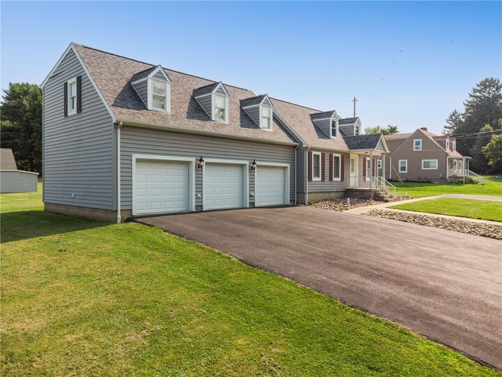 Property Photo: 1676 E Laurel Circle PA 15666