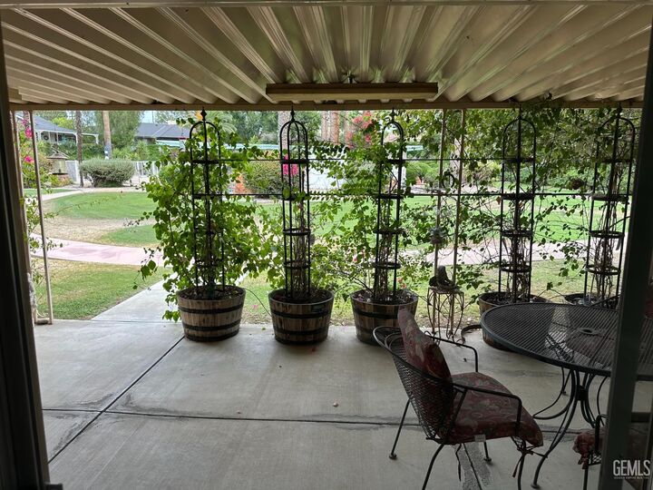 Property Photo: 2901 Summit Circle CA 93306