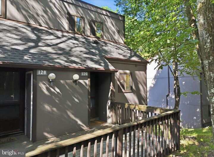 Property Photo:  126 Cross Country Lane  PA 18372 
