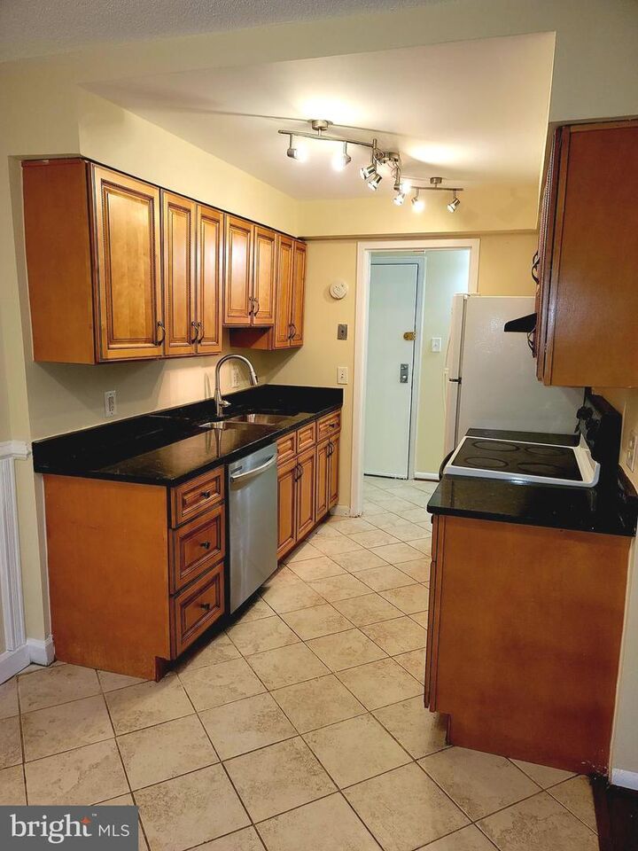 Property Photo:  2226 Castle Rock Square 1B  VA 20191 