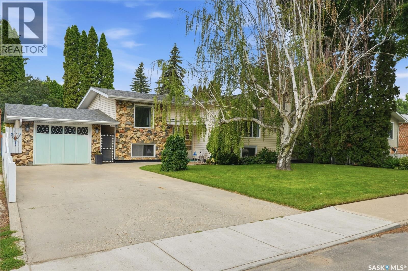 Property Photo:  429 Montreal Avenue S  SK S7M 3L2 
