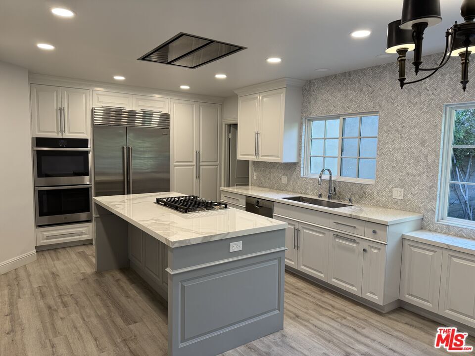 Property Photo:  519 N Rexford Dr  CA 90210 