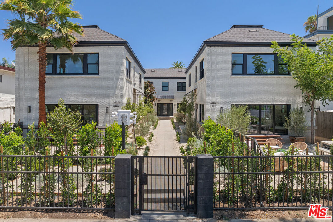 Property Photo: 1404 1/2 S Wilton Pl CA 90019