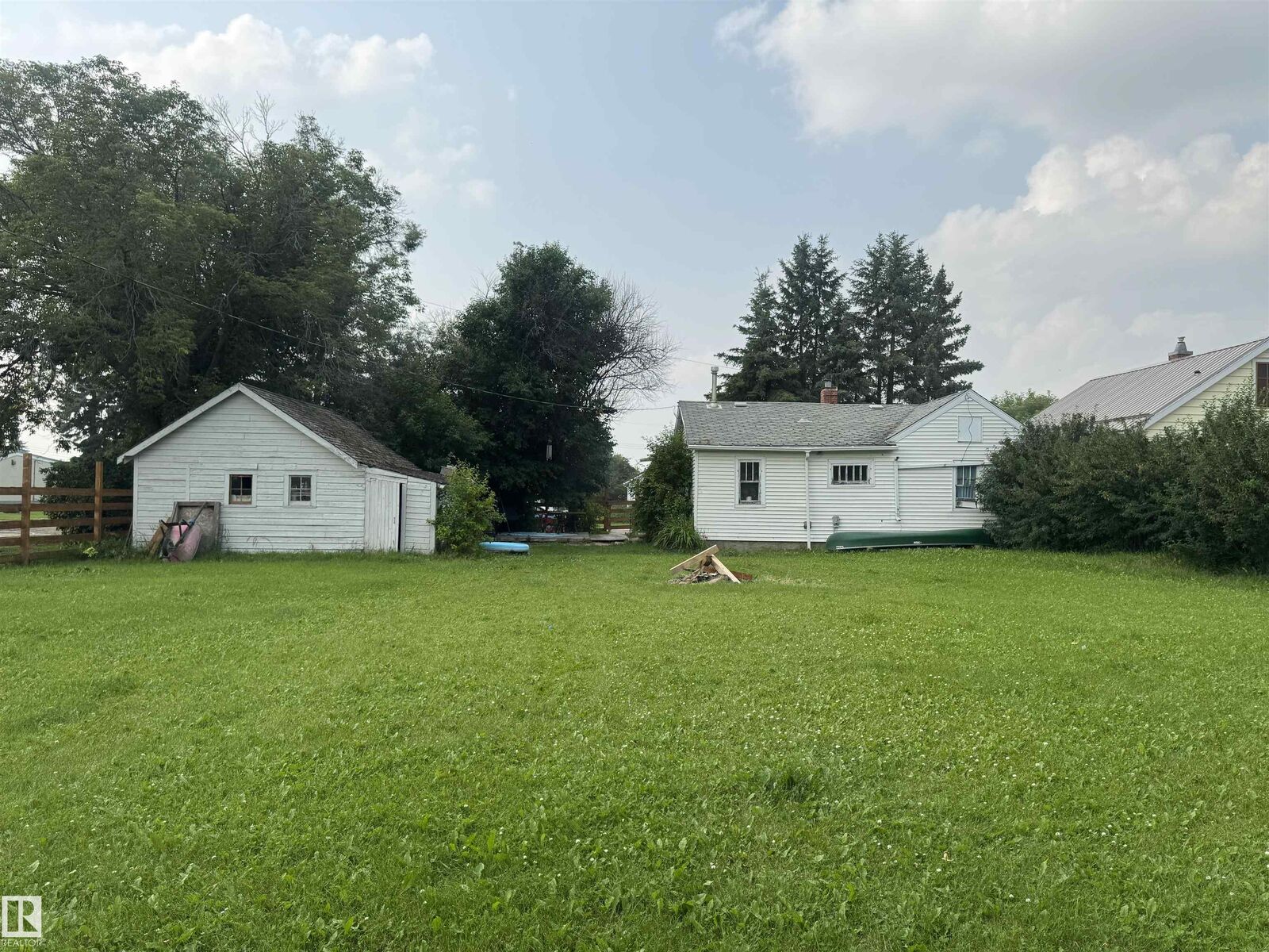 Property Photo:  5019 48 Avenue  AB T0E 1V0 