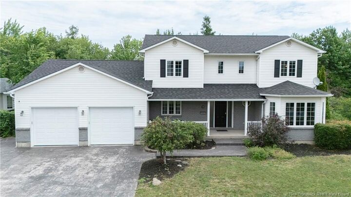 19 Howe Crescent — photo 1