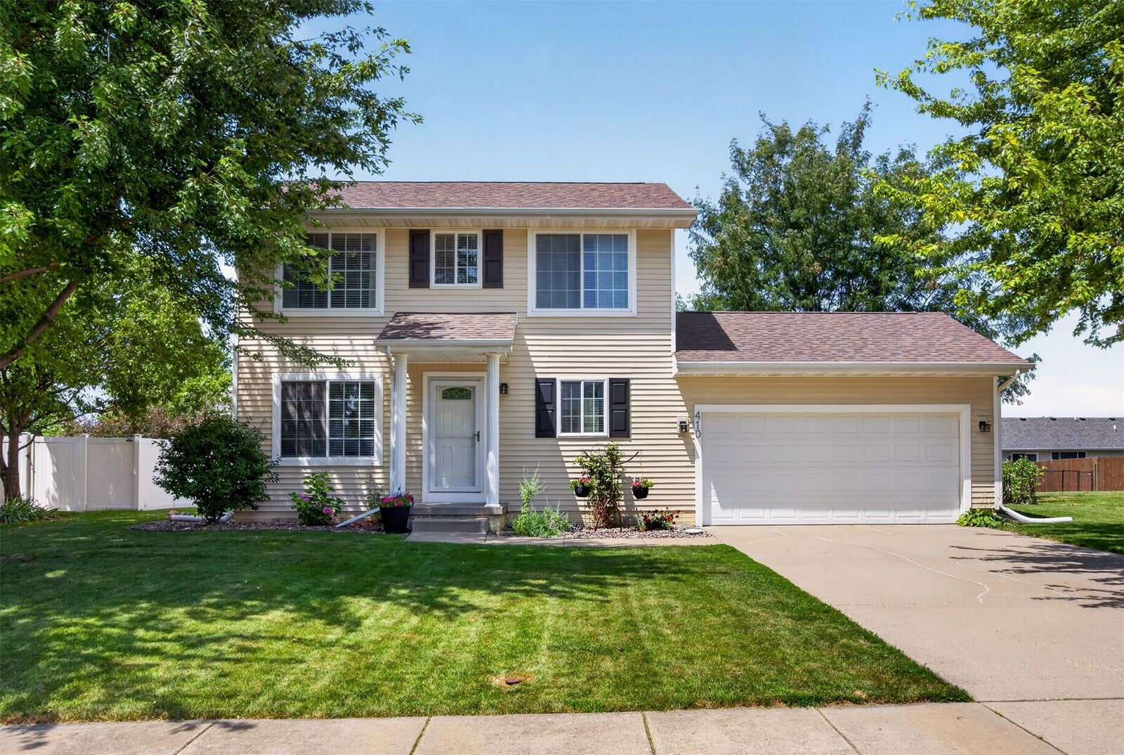 Property Photo: 410 SE Cardinal Lane IA 50263