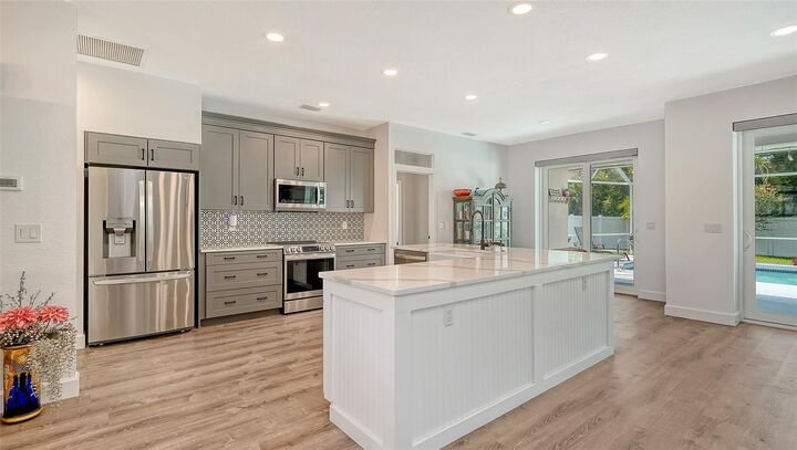 Property Photo: 5101 Sunnydale Circle N FL 34233