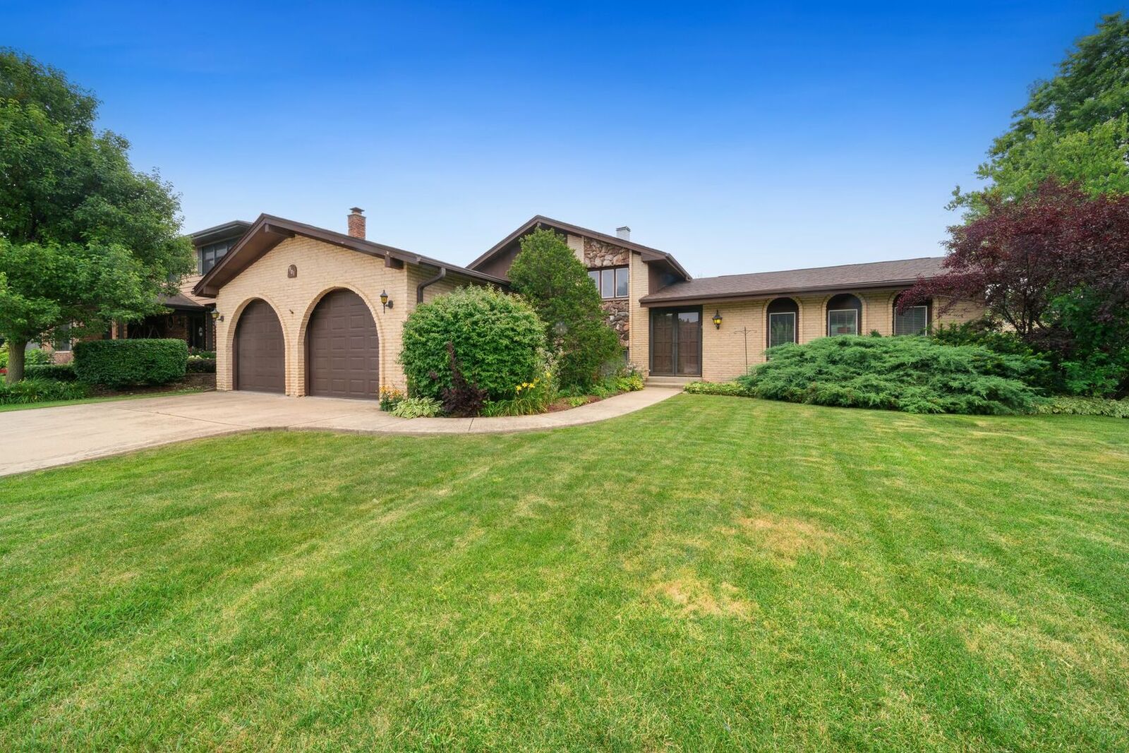 Property Photo:  901 Claremont Drive  IL 60516 