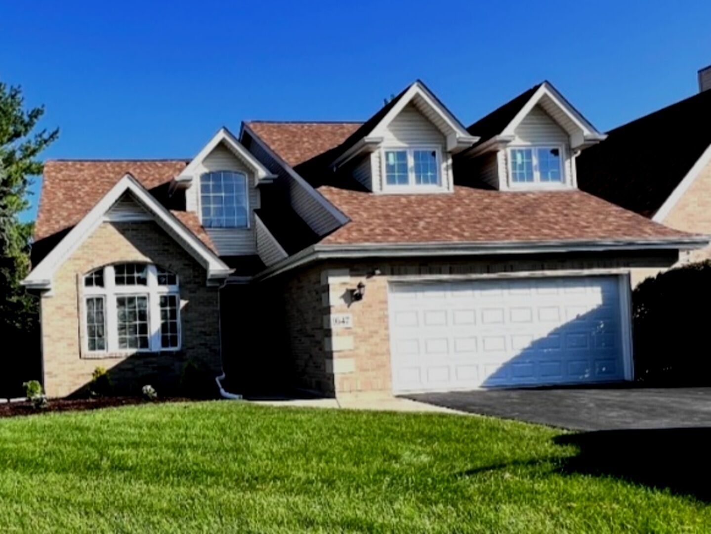 Property Photo: 1647 Huntington Court 1 IL 60422
