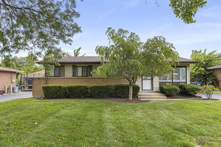 Property Photo: 248 E Wrightwood Avenue IL 60101