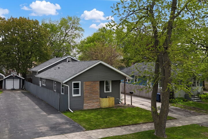 Property Photo: 127 N Victory Street IL 60085