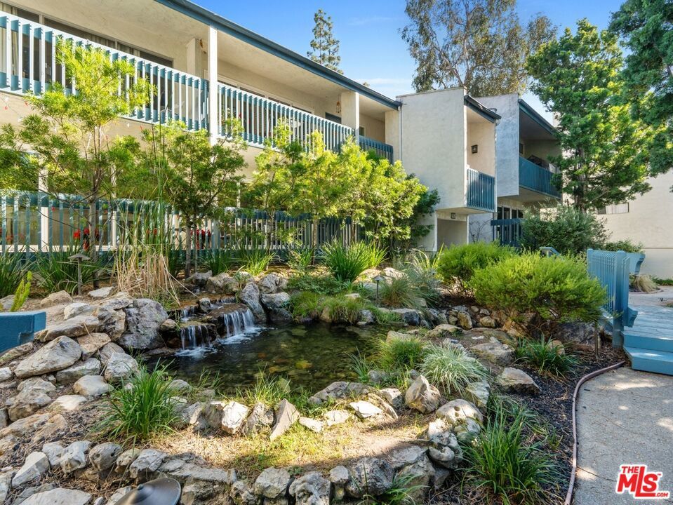 Property Photo: 647 S Prospect Avenue 202 CA 90277