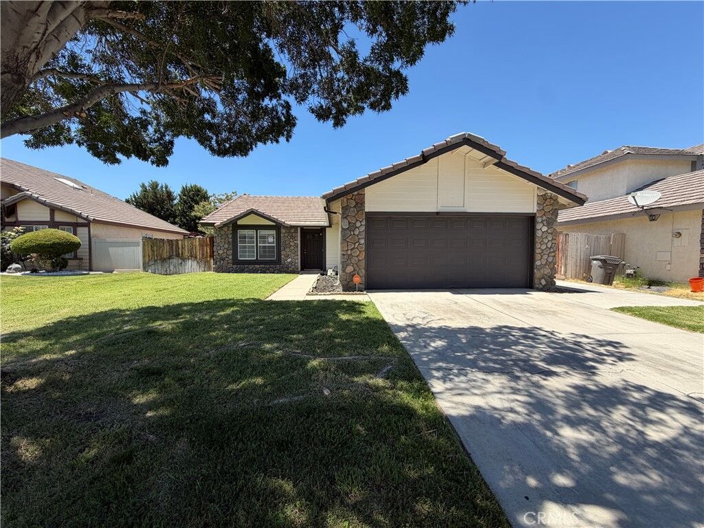 Property Photo:  44937 Gloriosa Lane  CA 93535 