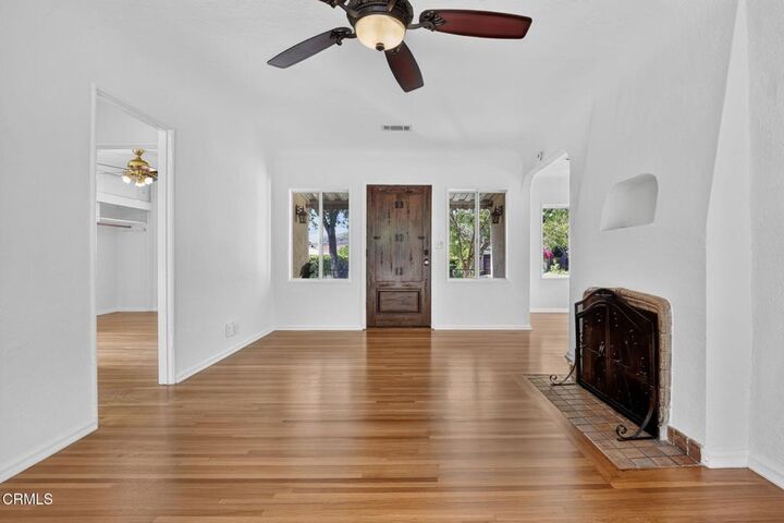 Property Photo: 842 E Glenoaks Boulevard CA 91207