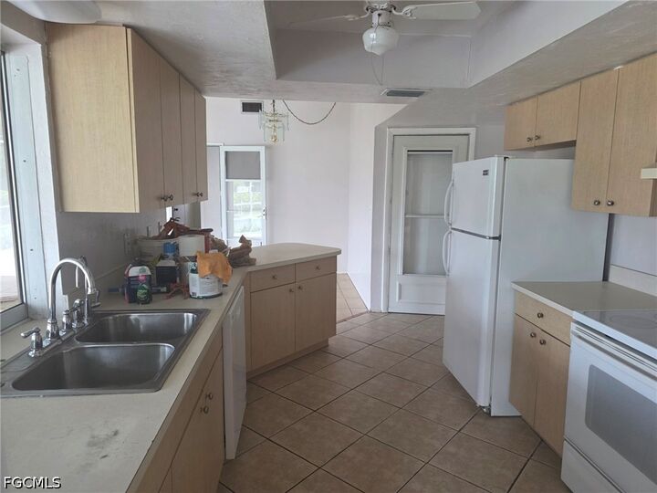 Property Photo: 1542 Canal Street FL 33936