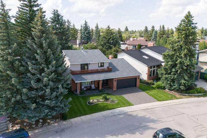 Photo de la propriété:  23 Woodgrove Crescent SW  AB T2W 3Y9 