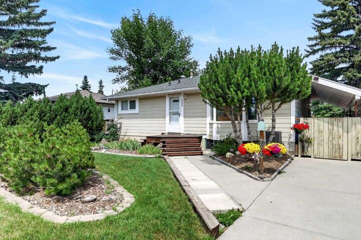 Property Photo: 8008 36 Avenue NW AB T3B 1W3