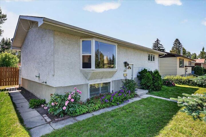 Property Photo:  4711 Montana Drive NW  AB T3B 1G2 
