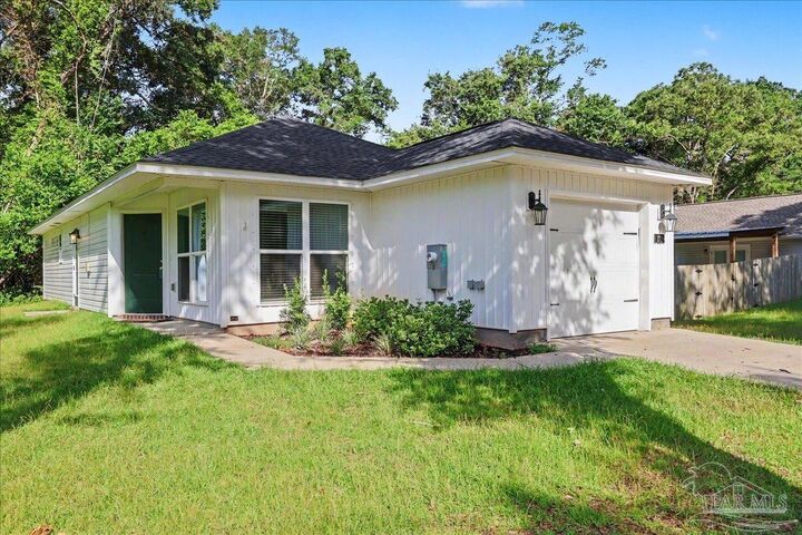 Property Photo:  171 Calvert Oaks Dr  FL 32514 