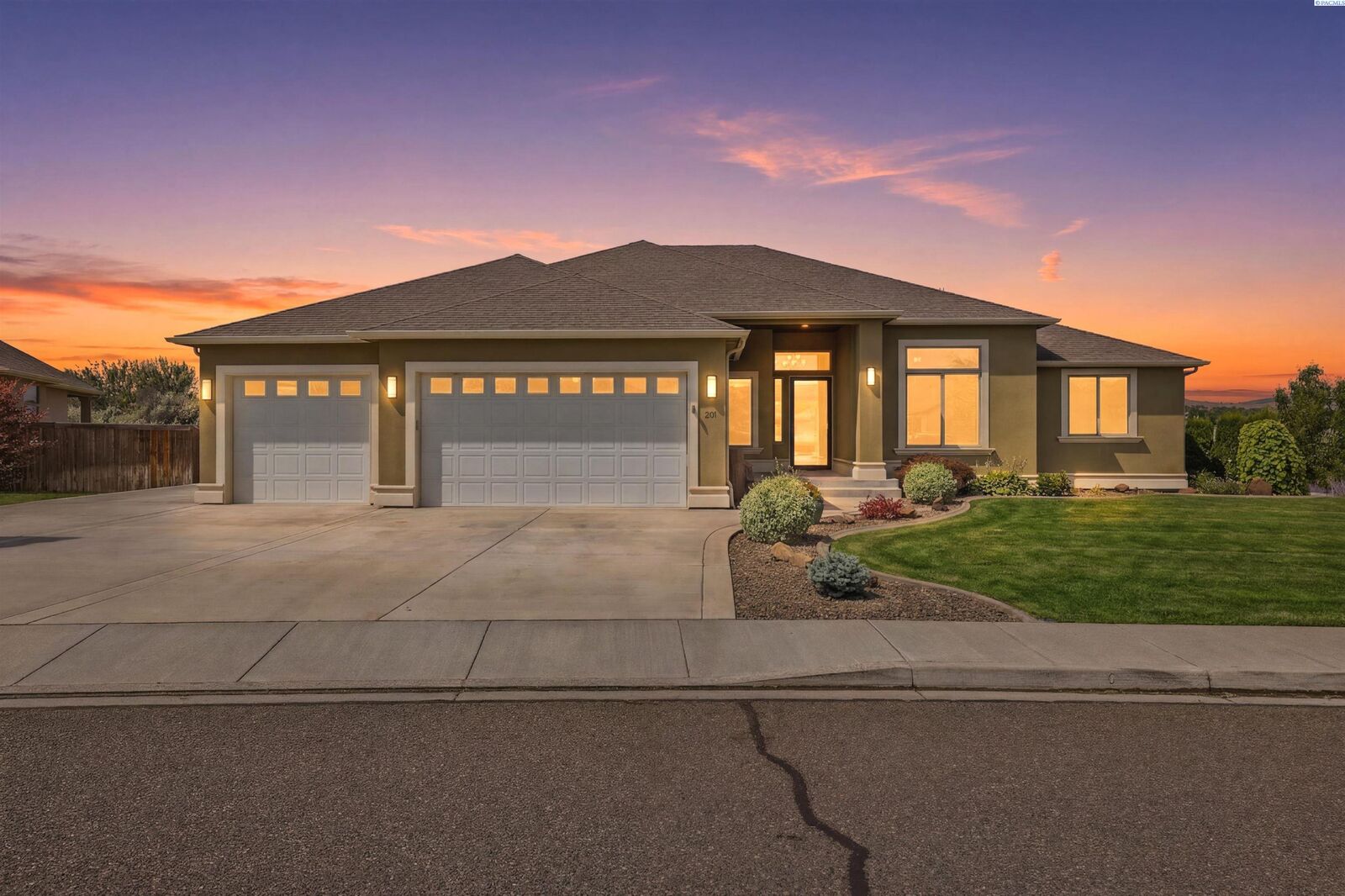 Property Photo: 751 Meadows Dr. S. WA 99352