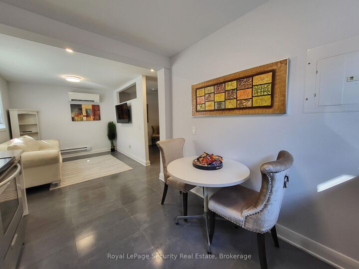Property Photo: 328 Lakeshore Road 2 ON L5G 1H4