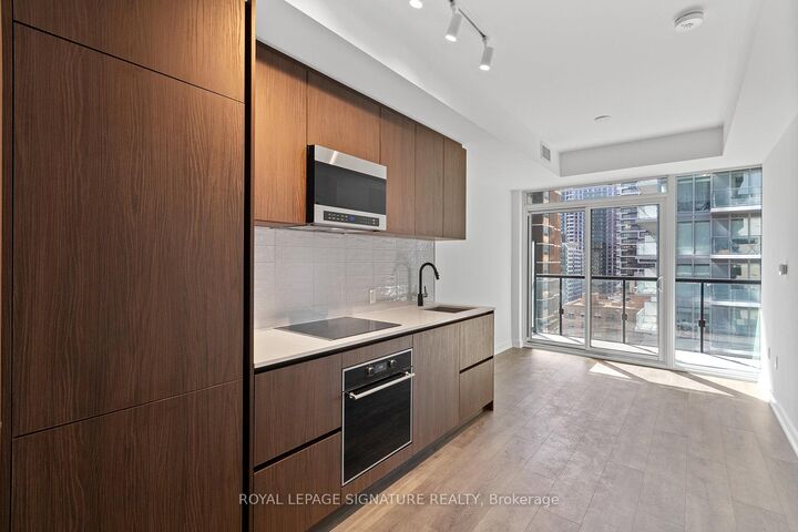Property Photo: 127 Broadway Avenue 1205 ON M4P 1V4