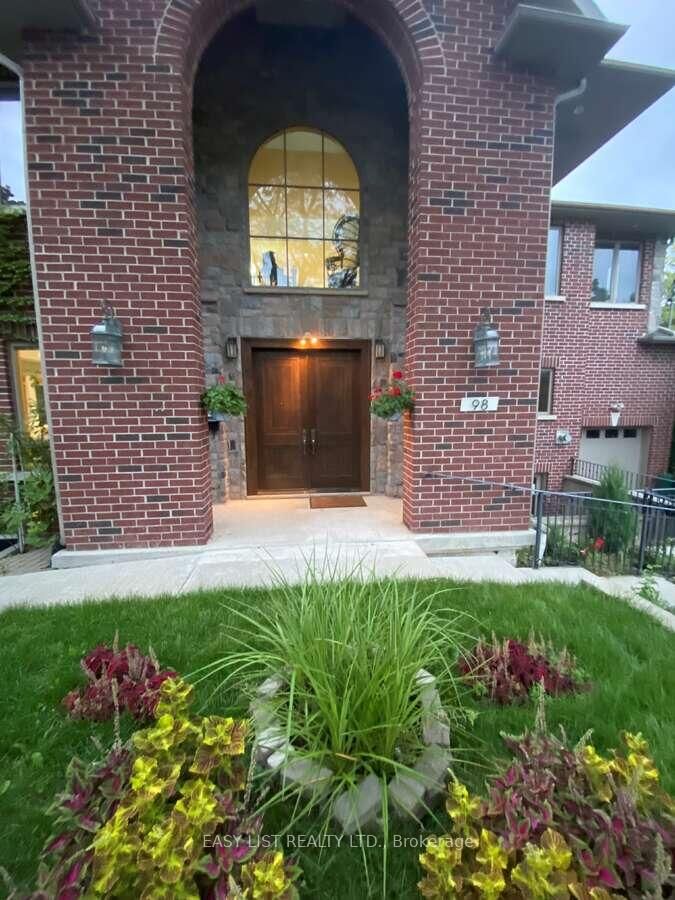 Property Photo: 98 Burbank Drive ON M2K 1N4
