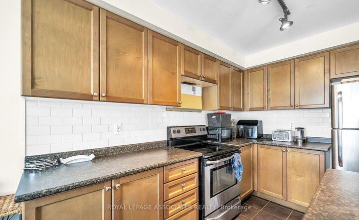 Property Photo: 164 Dewell Crescent ON L1E 0B9