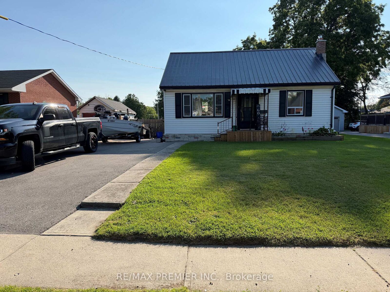 Property Photo:  116 Duke Street  ON L1C 2W2 