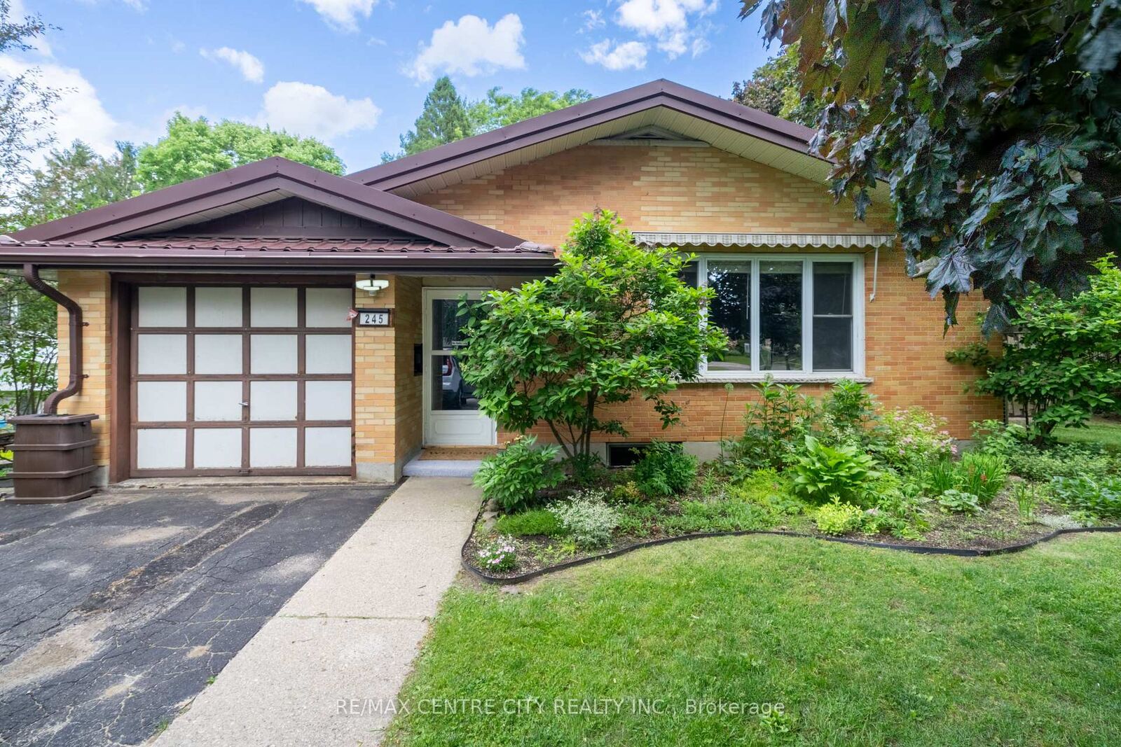 Photo de la propriété: 245 Dominion Street ON N7G 3G9