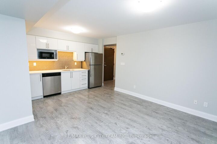 Property Photo: 686 Bathurst Street L03 ON M5S 2R3
