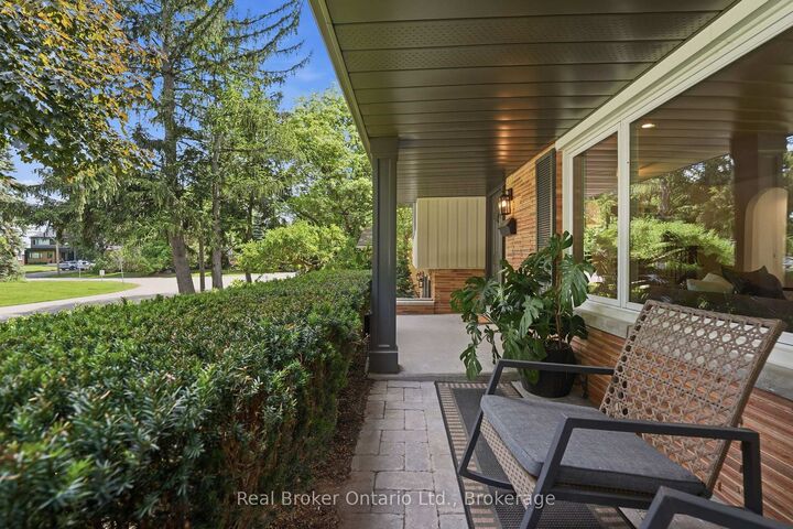 Photo de la propriété: 571 Leonard Court ON L7T 2P4