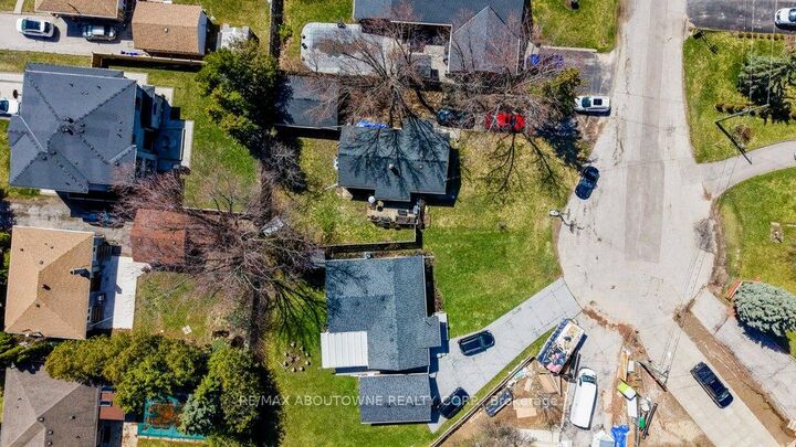 Property Photo:  114 Ringwood Road  ON L6H 1K2 