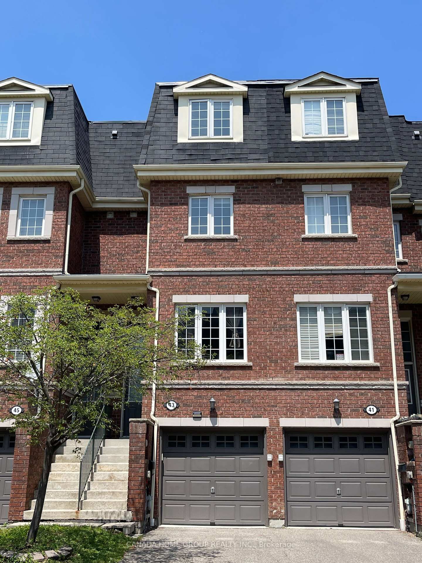 Property Photo: 435 Hensall Circle 43 ON L5A 4P1