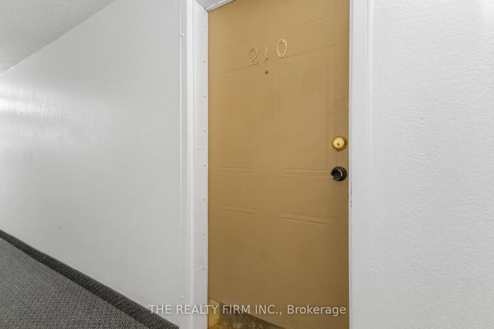 Property Photo: 733 Deveron Crescent 210 ON N5Z 4X7