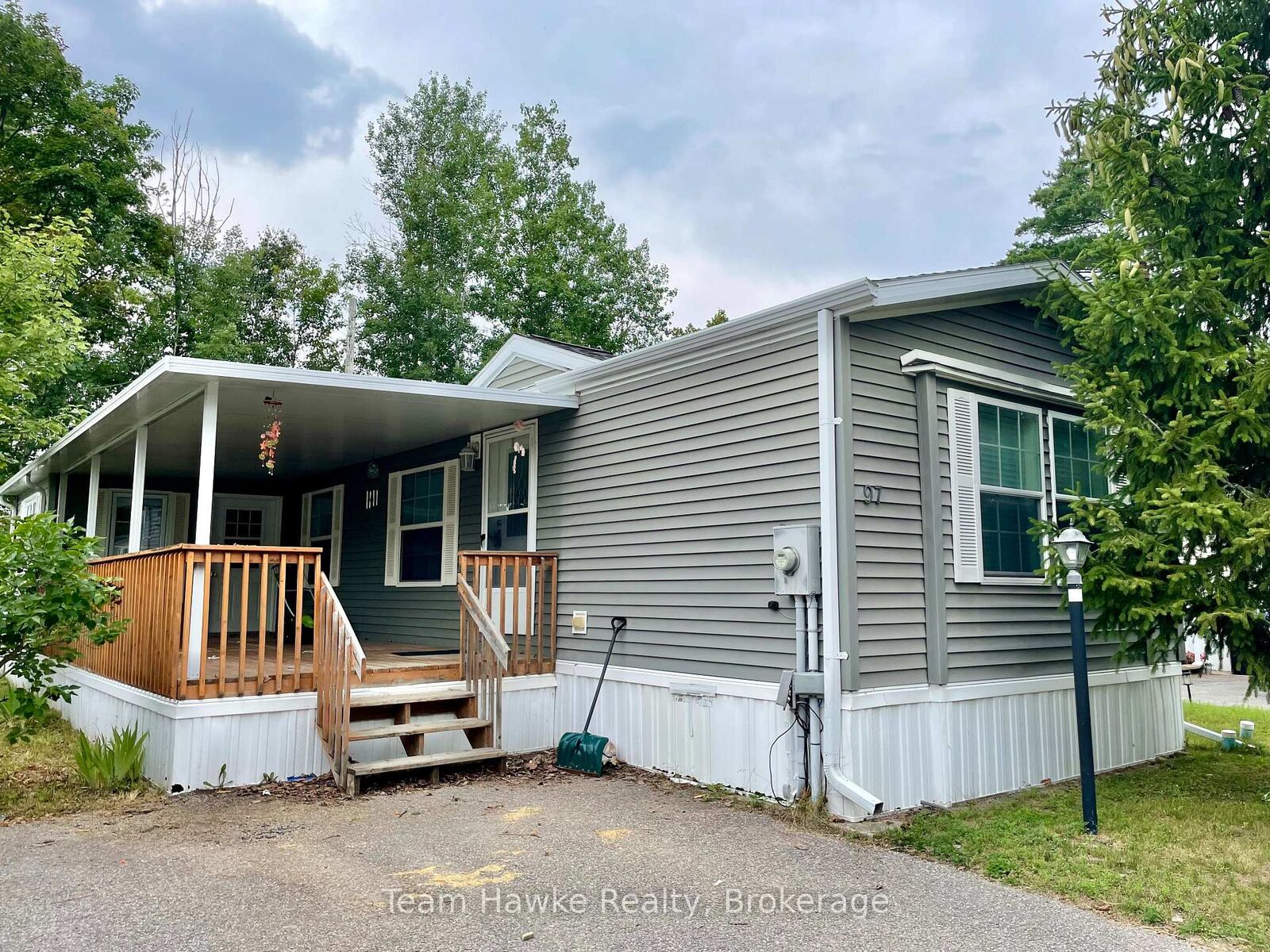 Property Photo: 97 Georgian Glen Drive ON L9Z 1K8