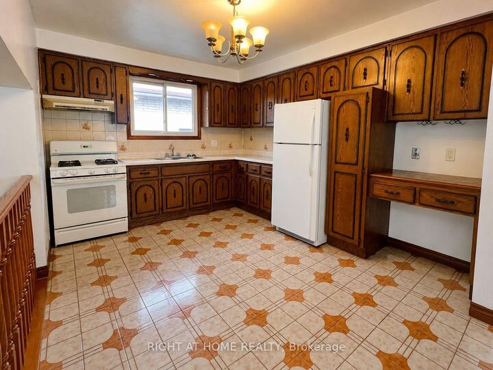 Property Photo:  39 Lisgar Court Upper  ON L8T 4Y4 