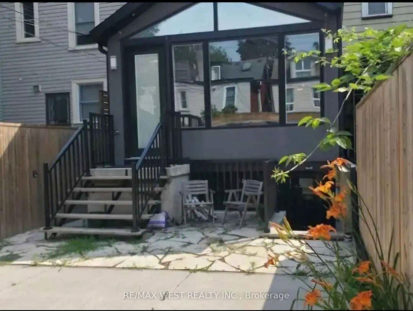 Photo de la propriété:  64 Galt Avenue Lower  ON M4M 2Z1 