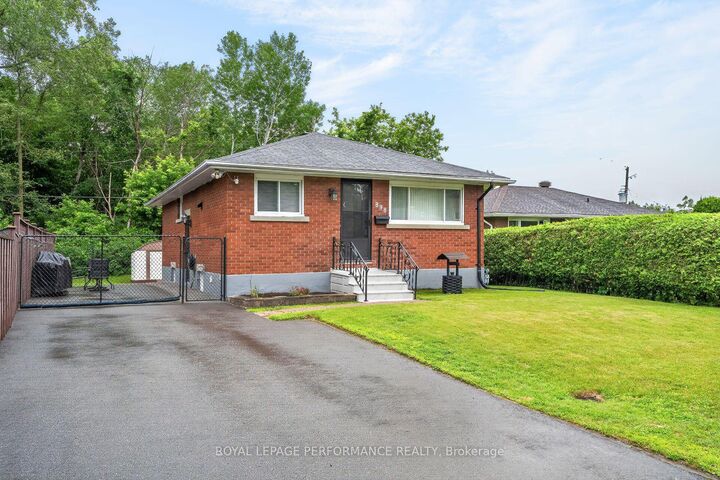 Property Photo: 898 Charleswood Avenue ON K1K 0W3