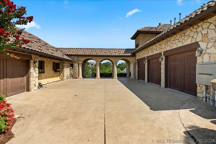 Property Photo: 10710 S Fir Place OK 74037