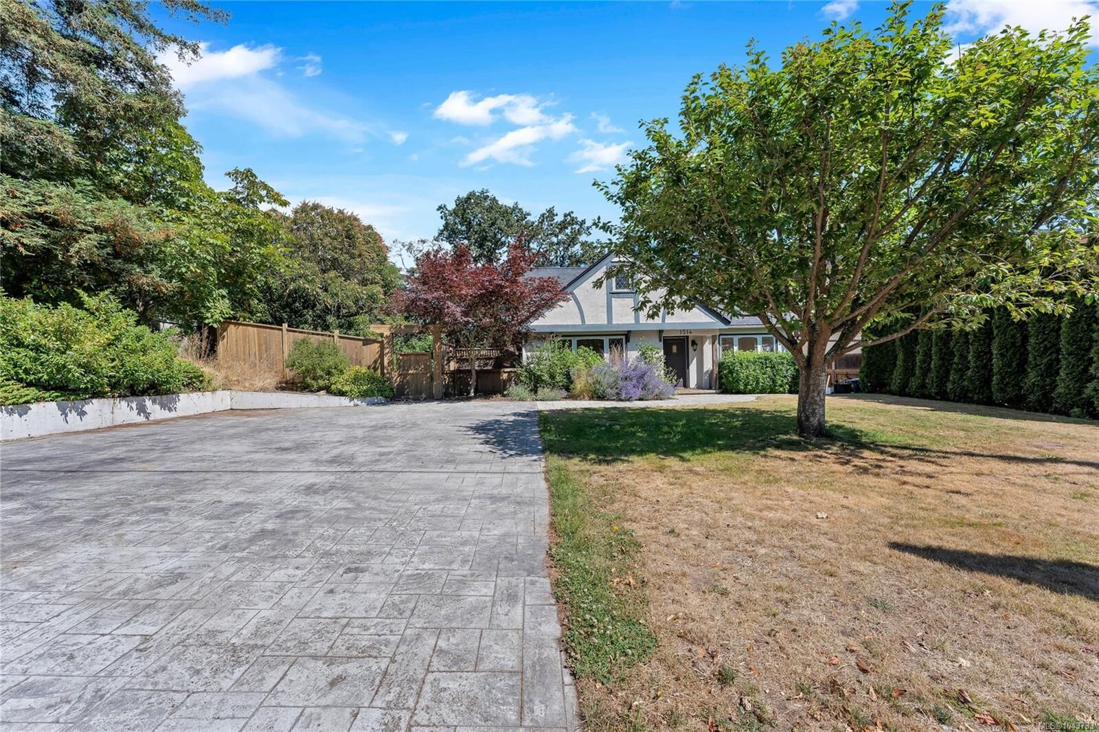 Property Photo: 1514 Shorncliffe Rd BC V8P 2T4